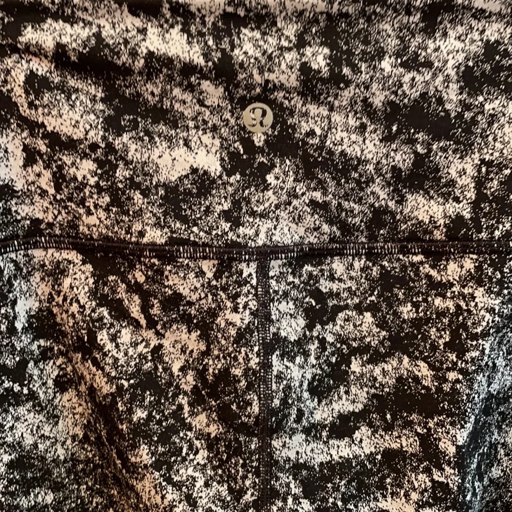 Lululemon leggings. Size 4. Tags off but barely worn. Great condition - Picture 3 of 4